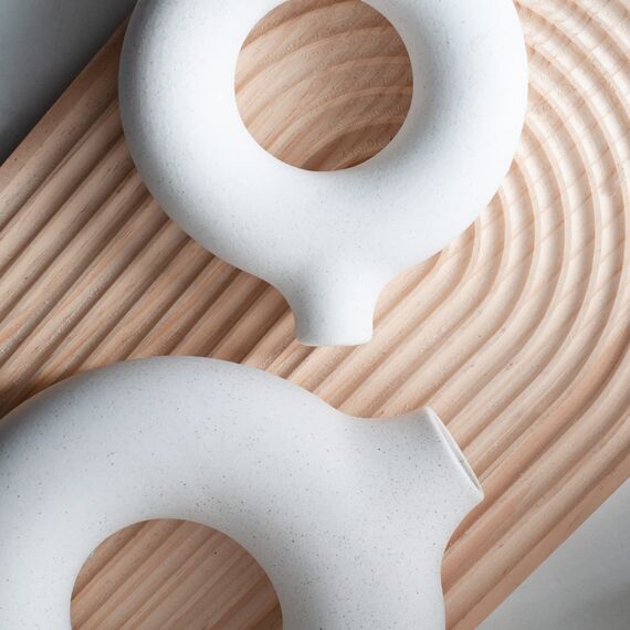 Sawoake Weiße Donut Keramik Vase Satz von 2 für Moderne Home Decor, Runde Matte Vasen für Pampasgras, Neutral Boho Nordic Minimalismus Stil Blumenvasen（Supergroß+Groß）