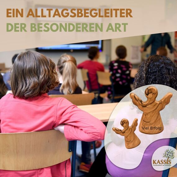Kassis Geschenkartikel personalisierter Olivenholz-Schutzengel - Handgefertigte Engel-Figur aus Bethlehem - Schutzengel-Glücksbringer - (Wunschtext) - (1 Stück)