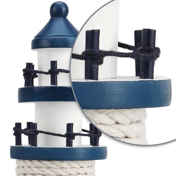com-four® 2-teiliges maritimes Deko-Set - Dekoratives Holz-Segelschiff 27 cm und Leuchtturm 23 cm für EIN maritimes Ambiente in Ihrem Zuhause (2 Stück Leuchtturm/Segelboot - weiß/blau)