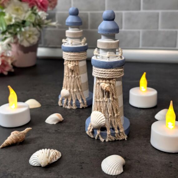 com-four® 2X Deko Leuchttürme aus Holz für Bad und Wohnbereich - Maritimes Leuchtturm Deko-Set – Kleine Leuchttürme im Used-Look (2 Stück Leuchtturm - blau/weiß/beige)