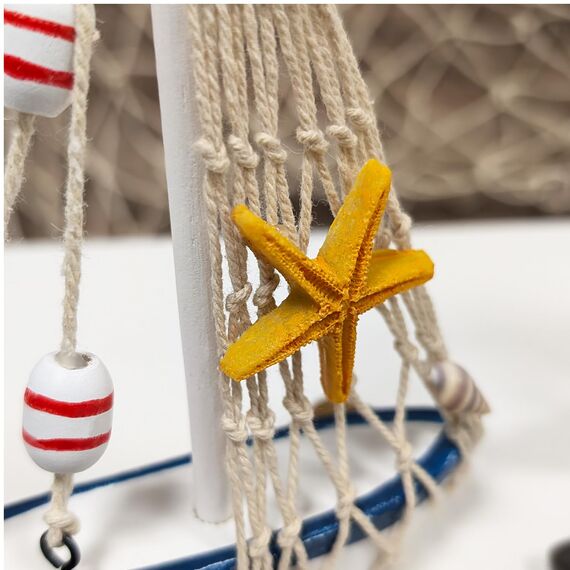 com-four® Maritimes Deko Schiff aus Holz - Fischkutter mit Fischernetz und Muscheln - Holzschiff zur Dekoration - Nautische Deko Segelboot (2 Stück Segelboot - blau/weiß/rot)