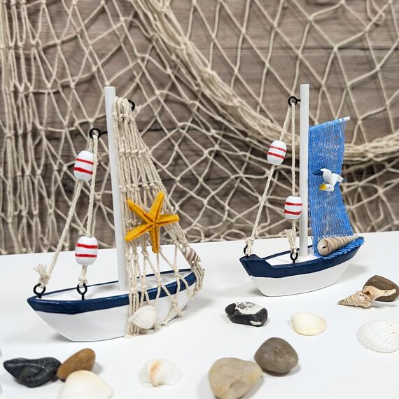 com-four® Maritimes Deko Schiff aus Holz - Fischkutter mit Fischernetz und Muscheln - Holzschiff zur Dekoration - Nautische Deko Segelboot (2 Stück Segelboot - blau/weiß/rot)