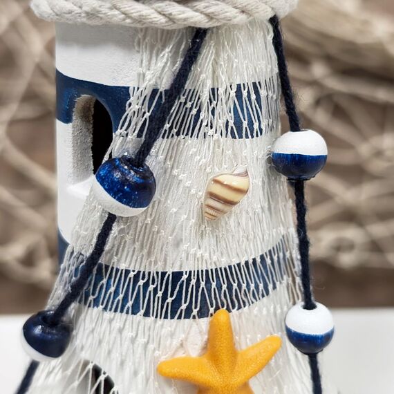 com-four® 2-teiliges maritimes Deko-Set - Dekoratives Holz-Segelschiff 27 cm und Leuchtturm 23 cm für EIN maritimes Ambiente in Ihrem Zuhause (2 Stück Leuchtturm/Segelboot - weiß/blau)