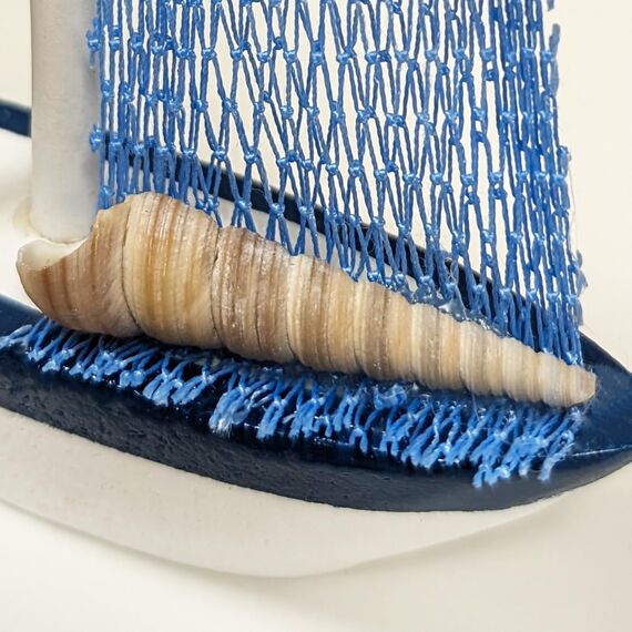 com-four® Maritimes Deko Schiff aus Holz - Fischkutter mit Fischernetz und Muscheln - Holzschiff zur Dekoration - Nautische Deko Segelboot (2 Stück Segelboot - blau/weiß/rot)