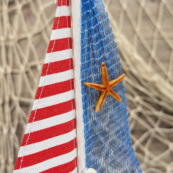 com-four® 2-teiliges maritimes Deko-Set - Dekoratives Holz-Segelschiff 27 cm und Leuchtturm 23 cm für EIN maritimes Ambiente in Ihrem Zuhause (2 Stück Leuchtturm/Segelboot - blau/rot)