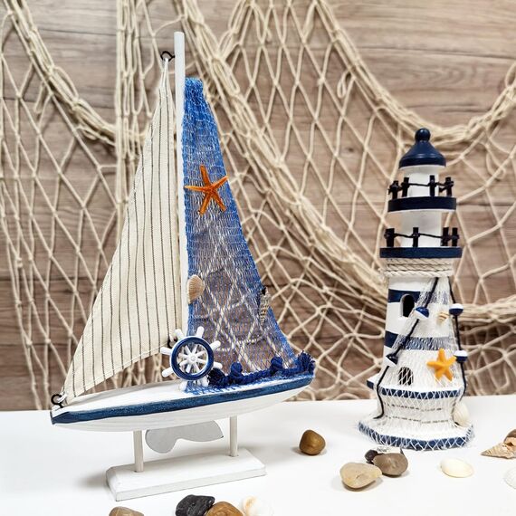 com-four® 2-teiliges maritimes Deko-Set - Dekoratives Holz-Segelschiff 27 cm und Leuchtturm 23 cm für EIN maritimes Ambiente in Ihrem Zuhause (2 Stück Leuchtturm/Segelboot - weiß/blau)