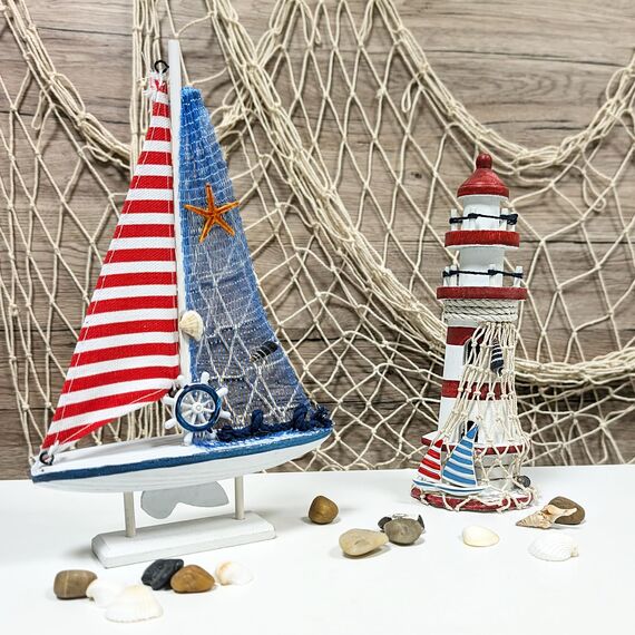 com-four® 2-teiliges maritimes Deko-Set - Dekoratives Holz-Segelschiff 27 cm und Leuchtturm 23 cm für EIN maritimes Ambiente in Ihrem Zuhause (2 Stück Leuchtturm/Segelboot - blau/rot)