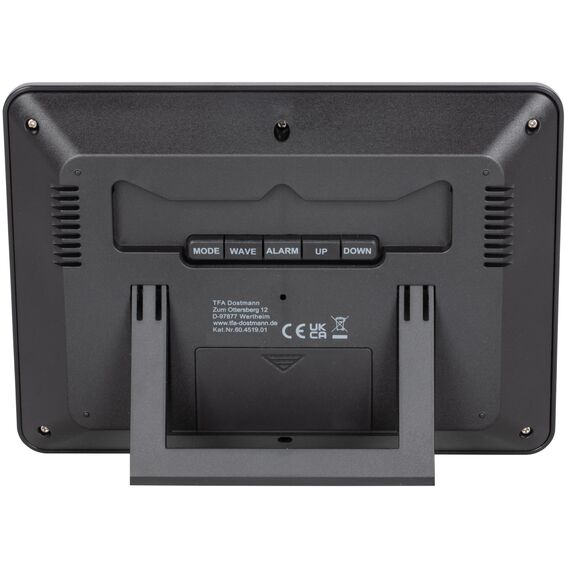 TFA Dostmann Wanduhr digital, 60.4519, Funkuhr mit Innentemperatur, Wochentag (8 Sprachen), Datum, Zeitzoneneinstellung, Kunststoff, (L) 215 x (B) 160 x (H) 26 (68) mm (Silber)