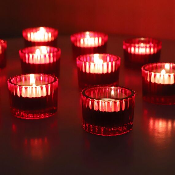Vohocandle Rote Teelichthalter Glas für Valentinstag, Gerippte Teelichtgläser für Weihnachtsdekoration, Kleine Teelichtglas für Hochzeit, Geburtstagsparty, Heimdekoration und Kirche (5 cm × 3,5 cm)