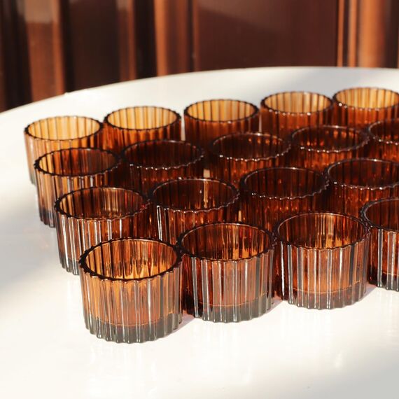 Vohocandle Klein Teelichthalter Glas mit 12 Stück, Braun Teelichtgläser Vintage für Hochzeitsdekorationen, Kleine Teelichtglas für Geburtstagsparty, Heimdekoration und Kirche (5 cm × 3,5 cm, Braun)