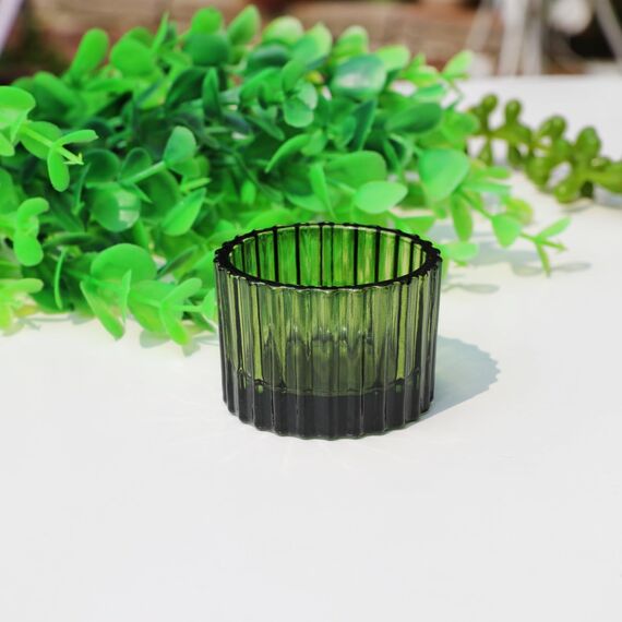 Vohocandle grüne Teelichthalter Glas Wiege Geripptes Design, 24 Stück Teelichtgläser klein für Weihnachten, Vintage Teelichtglas für Hochzeit, Heimdekoration und Geburtstagsfeier(5 cm x 3,5 cm)