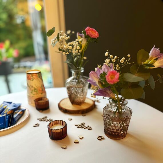 Vohocandle Klein Teelichthalter Glas mit 12 Stück, Braun Teelichtgläser Vintage für Hochzeitsdekorationen, Kleine Teelichtglas für Geburtstagsparty, Heimdekoration und Kirche (5 cm × 3,5 cm, Braun)