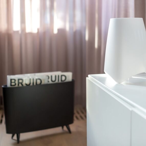 Koziol Milano Zeitungsständer modern, Zeitschriften-Halter, Magazin-Halter, Zeitschriftensammler, Stehordner, standsicherer Zeitungskorb aus Kunststoff, Stehsammler, Zeitschriftenständer, Weiß