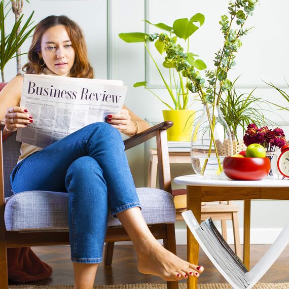 Relaxdays Zeitungsständer mit Tragegriff, Wohnzimmmer, modernes Design, Zeitschriftenständer Holz, 31 x 30 x 34 cm, weiß