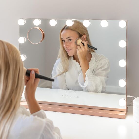 Flamingueo Schminkspiegel mit Beleuchtung - 15 LED - 3 Modi - Einstellbare Intensität - Touch Control - USB Port - Vergrößerungsspiegel Inklusive - Kosmetikspiegel - Rose Gold - 58x12x48cm