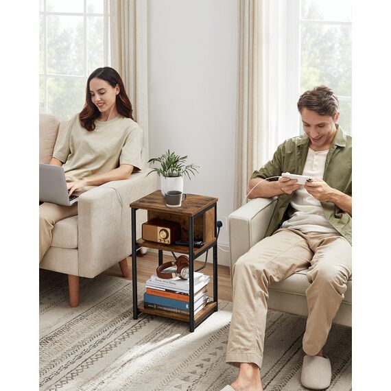 VASAGLE Beistelltisch, Nachttisch mit Steckdose, schmal, 2 AC-Anschlüsse, 2 USB-Anschlüsse, 30 x 34 x 58 cm, für Wohnzimmer, Schlafzimmer, vintagebraun-schwarz LET375B01