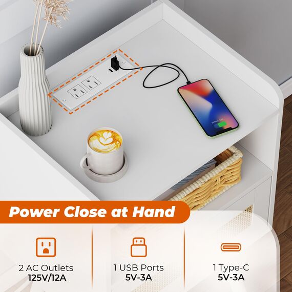 SUPERJARE Nachttisch mit Ladestation & Rattanähnliche Dekorschublade, Rattan-Beistelltisch mit Massivholzfüßen, Bett-Beistelltisch mit offenem Stauraum, für Schlafzimmer, Wohnzimmer, Schlafsaal - Weiß