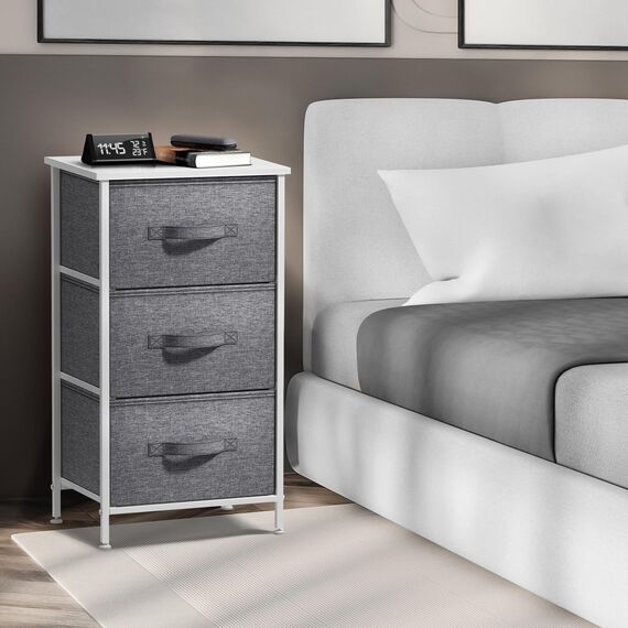 Sorbus Nachttisch mit 3 Schubladen – Nachttischmöbel & Akzentbeistelltisch Aufbewahrungsturm für Zuhause, Schlafzimmerzubehör, Büro, Holzplatte, leicht zu ziehende Stoffkörbe (weiß/grau)