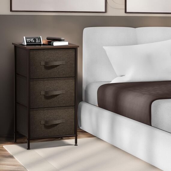 Sorbus Nachttisch mit 3 Schubladen – Nachttischmöbel & Akzentbeistelltisch Aufbewahrungsturm für Zuhause, Schlafzimmerzubehör, Büro, Holzplatte, leicht zu ziehende Stoffkörbe (braun)