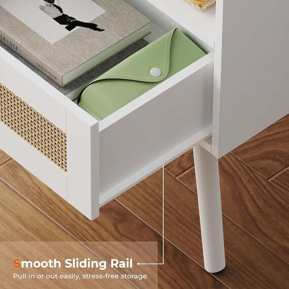 SUPERJARE Nachttisch mit Ladestation & Rattanähnliche Dekorschublade, Rattan-Beistelltisch mit Massivholzfüßen, Bett-Beistelltisch mit offenem Stauraum, für Schlafzimmer, Wohnzimmer, Schlafsaal - Weiß