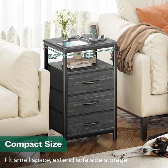 Huuger Nachttisch mit Ladestation, 27,6 Zoll Beistelltisch Nachttisch mit USB-Anschlüssen und Steckdosen, Nachttisch für Schlafzimmer, Stoffschubladen, Holzkohleschwarz Holzmaserung Druck