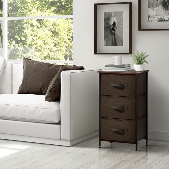 Sorbus Nachttisch mit 3 Schubladen – Nachttischmöbel & Akzentbeistelltisch Aufbewahrungsturm für Zuhause, Schlafzimmerzubehör, Büro, Holzplatte, leicht zu ziehende Stoffkörbe (braun)