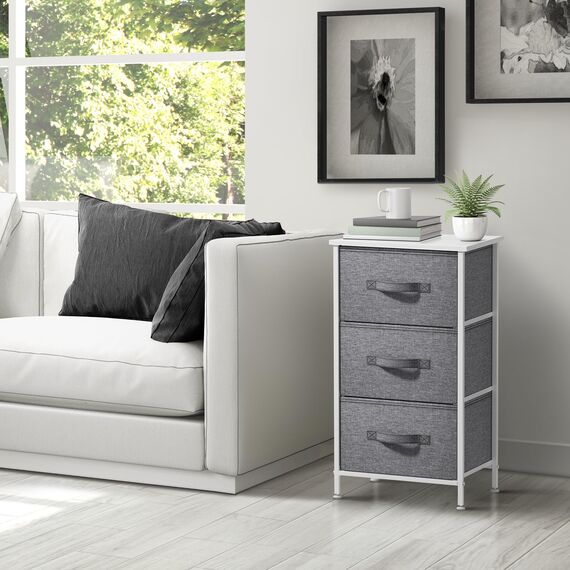 Sorbus Nachttisch mit 3 Schubladen – Nachttischmöbel & Akzentbeistelltisch Aufbewahrungsturm für Zuhause, Schlafzimmerzubehör, Büro, Holzplatte, leicht zu ziehende Stoffkörbe (weiß/grau)