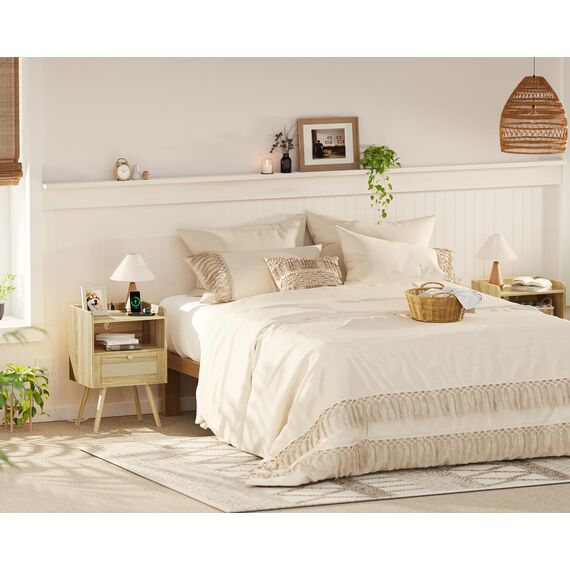 SUPERJAER Nachttische 2er Set, Rattan Nachttische mit Ladestation & Rattanähnliche Dekor Schublade, Beistelltische mit Massivholzbeinen, für Schlafzimmer, Wohnzimmer