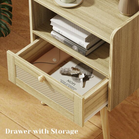 SUPERJARE Nachttisch mit Ladestation & Rattanähnlicher Deko-Schublade, Rattan-Beistelltisch mit Massivholzfüßen, Bett-Beistelltisch mit offenem Stauraum, für Schlafzimmer, Schlafsaal,Natur