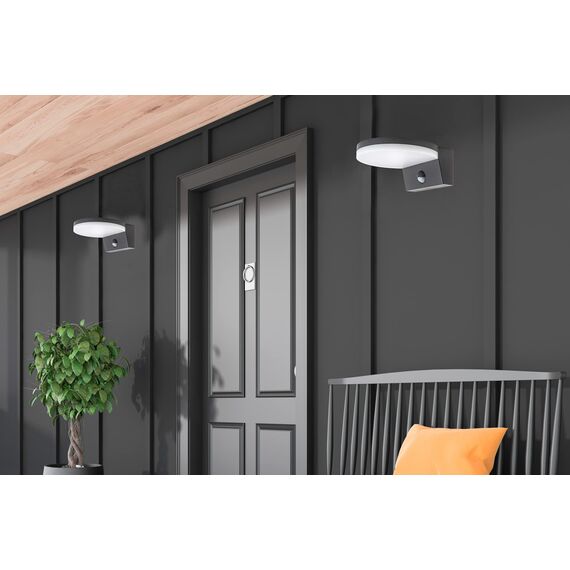 HUBER LED Wandlampe mit Bewegungsmelder 140° 15W, 2300lm I IP54 geschützte LED Außenleuchte mit Bewegungssensor I Wandleuchte innen, Disk, anthrazit