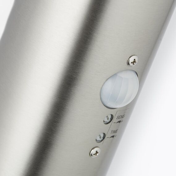 Lightbox spritzwassergeschützte LED Wandfackel - Wandfackel für Außen mit einstellbarem Bewegungsmelder & Dämmerungsschalter für LED-Dekolicht - aus Metall/Kunststoff - in Edelstahlfarben - Ø 8 cm