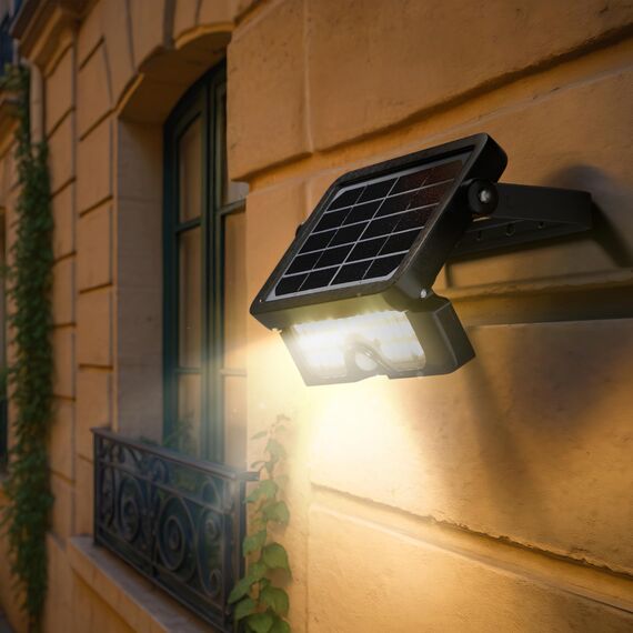 Luceco Solar-LED-Flutlichtstrahler mit PIR Bewegungsmelder, 5 Watt, IP65-Klassifiezierung
