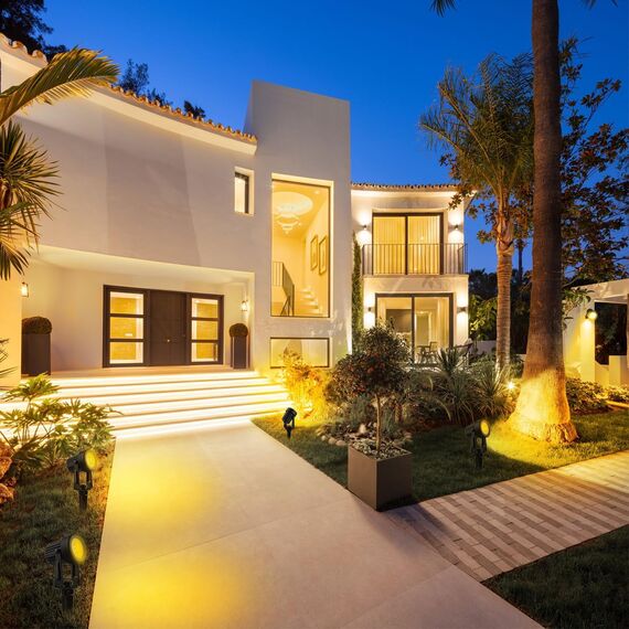 NATPOW Solar Gartenstrahler für Außen, 3000K Solarleuchte Garten, IP65 Wasserdichte, Auto-ON/OFF Außenwandleuchten Landschaftsstrahler Gartenbeleuchtung für Bäume, Hof, Gartenweg (2 Pack)