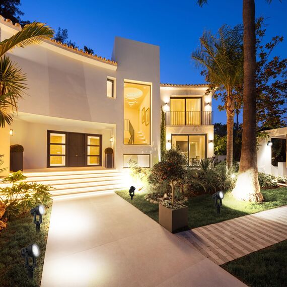 NATPOW Solar Gartenstrahler für Außen, 6000K Solarleuchte Garten, IP65 Wasserdichte, Auto-ON/OFF Außenwandleuchten Landschaftsstrahler Gartenbeleuchtung für Bäume, Hof, Gartenweg (2 Pack)