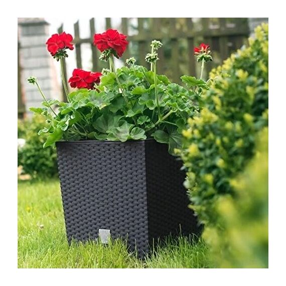 Rato-Topf 15,8 Liter mit Pflanzschale in dunkler Ockerfarbe 26,2 x 26,2 x 26,6 cm.