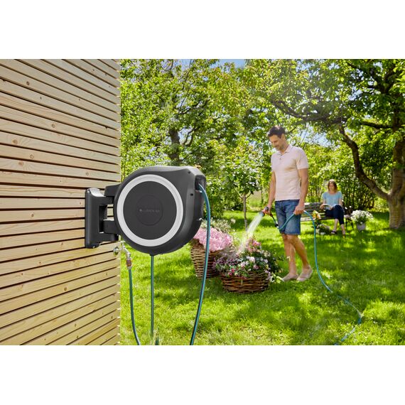 GARDENA Wand-Schlauchbox RollUp M-L (weiß) 25 m, flexible Bewässerung für mittelgroße bis große Gärten, Schwenkbare Schlauchbox, inklusive 25 m Gardena Qualitätschlauch und Montagehilfe (18622-60)