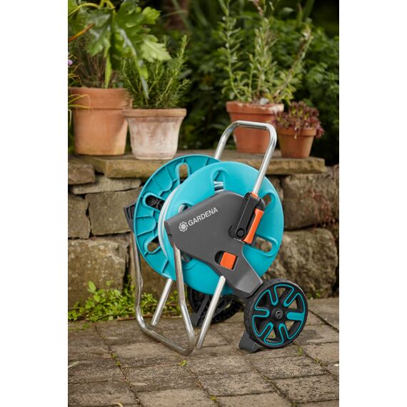 Gardena CleverRoll M Set: Schlauchwagen mit 20 m Classic-Schlauch und Spritze und Clipbefestigung zur Aufbewahrung, Nachtropfstopp, Kurbelseite frei wählbar (18513-88)