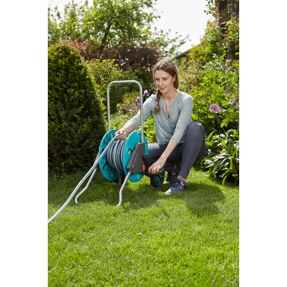 Gardena CleverRoll M Set: Schlauchwagen mit 20 m Classic-Schlauch und Spritze und Clipbefestigung zur Aufbewahrung, Nachtropfstopp, Kurbelseite frei wählbar (18513-88)
