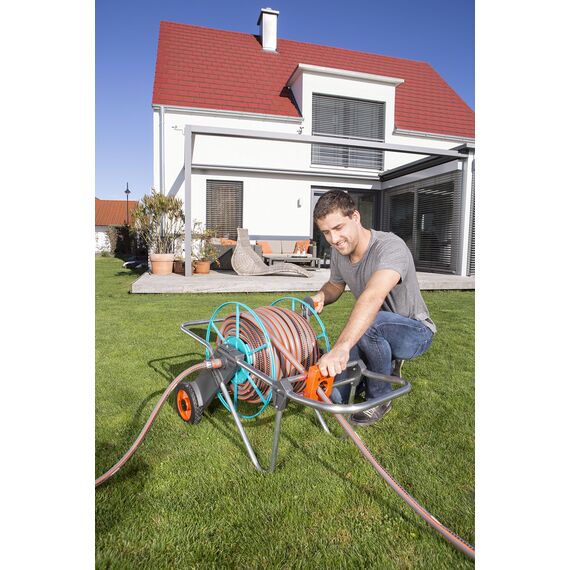 Gardena Metall Schlauchwagen 100: Stabile, beschichtete Schlauchtrommel, abgewinkelter Schlauchanschluss, Nachtropfstopp, Max. 100 m 1/2 Zoll, 80 m 5/8 Zoll, 50 m 3/4 Zoll, 25 m 1 Zoll (2674-20)