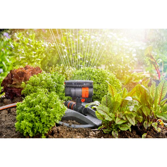 Gardena Viereckregner AquaZoom compact: Regner zur Bewässerung von Nutzflächen von 9-216 m², Reichweite 3-18 m, Sprengweite 3-12 m, integrierter Innenfilter (18708-20)
