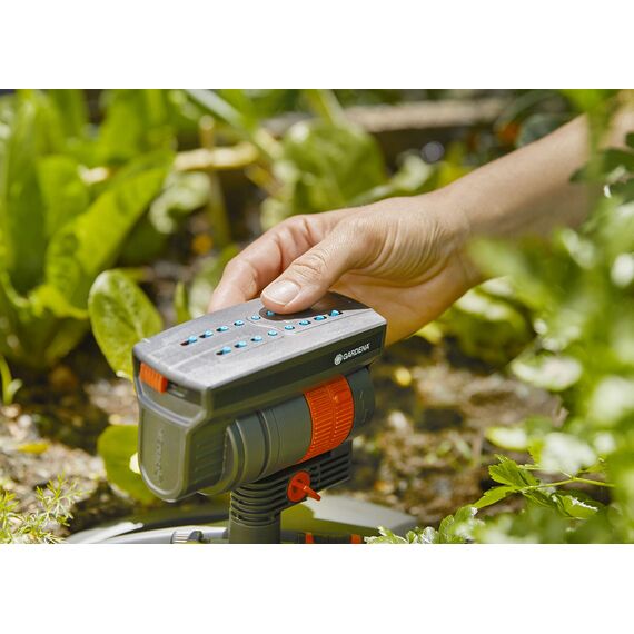 Gardena Viereckregner AquaZoom compact: Regner zur Bewässerung von Nutzflächen von 9-216 m², Reichweite 3-18 m, Sprengweite 3-12 m, integrierter Innenfilter (18708-20)
