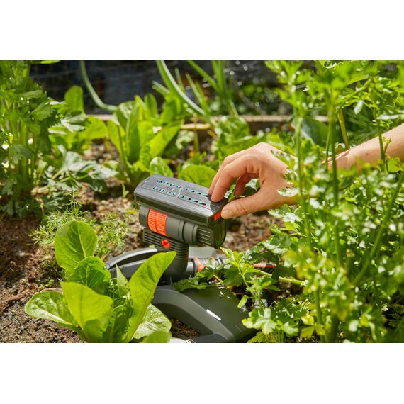 Gardena Viereckregner AquaZoom compact: Regner zur Bewässerung von Nutzflächen von 9-216 m², Reichweite 3-18 m, Sprengweite 3-12 m, integrierter Innenfilter (18708-20)