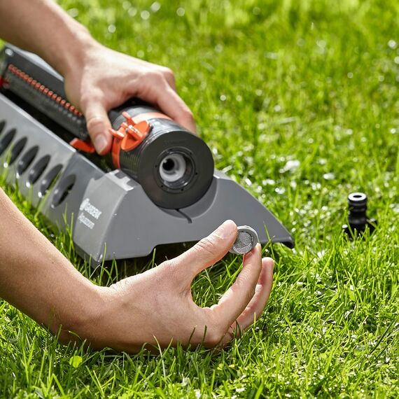 Gardena 1975-U Vollständig verstellbarer oszillierender Sprinkler, für flexible, auslaufsichere und präzise Bewässerung, kompatibel mit jeder Schlauchmarke, Grau, 3900 Sq. Ft.