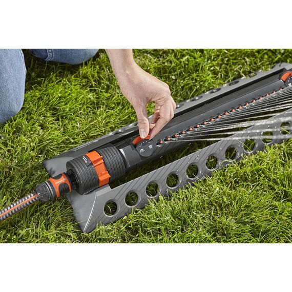 Gardena 1975-U Vollständig verstellbarer oszillierender Sprinkler, für flexible, auslaufsichere und präzise Bewässerung, kompatibel mit jeder Schlauchmarke, Grau, 3900 Sq. Ft.