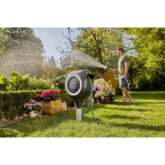 Gardena Garten-Schlauchbox RollUp M (weiß) 20 m: Schwenkbare Schlauchbox, integrierte Schlauchführung, inkl. 20 m Gardena Qualitätsschlauch, Erdspieß und Montagehilfe (18616-20)