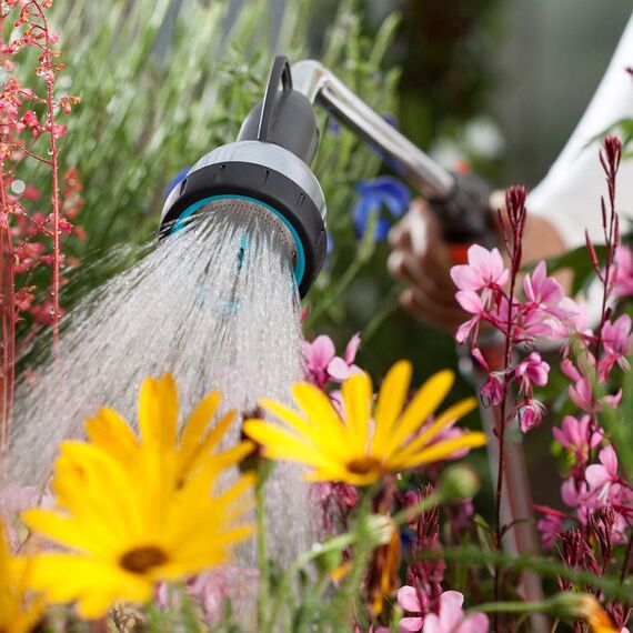 Gardena Premium Gießstab: Robuste Gartenbrause zur Bewässerung und Reinigung, 90 cm lang, 3 Strahlarten & Wasserstop 13 mm (1/2 Zoll) und 15 mm (5/8 Zoll): Steckverbinder mit Aquastop, Powergrip