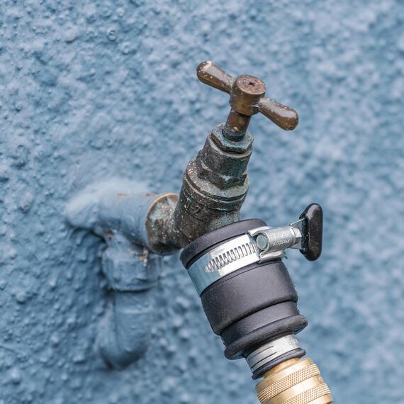 C.K Wasserhahnanschluss aufsteckbar | 20-30 mm Durchmesser | Massives Messing | Sicher & Strapazierfähig | Sicheres Fixieren | Robust & Korrosionsbeständig, Schwarz/Silber/Gold