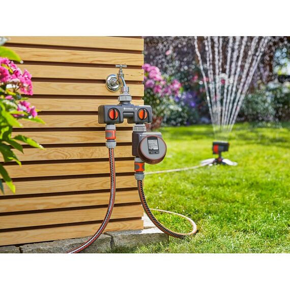 Gardena 2-Wege-Verteiler: Anschlussmöglichkeit für 2 Geräte an den Wasserhahn, passend zu Gardena Bewässerungscomputern & -uhren, Wasserdurchfluss regulier- und absperrbar (8193-20)