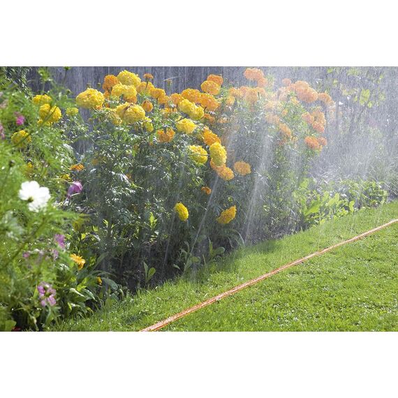 Gardena Schlauch-Regner: Sprühregner für schmale Beete und Zonen, pflanzenschonender feiner Sprühnebel, passend zu vielen Anschlüssen, Längenanpassung möglich, 15m, orange (996-20), Standard
