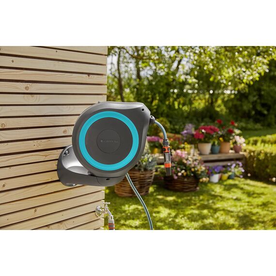 Gardena Wand-Schlauchbox RollUp M (türkis) 20m: Flexible Bewässerung für mittelgroße Gärten, schwenkbare Schlauchtrommel, mit Wandhalterung, Systemteilen und Spritze inkl. 20m Schlauch (18610-20)
